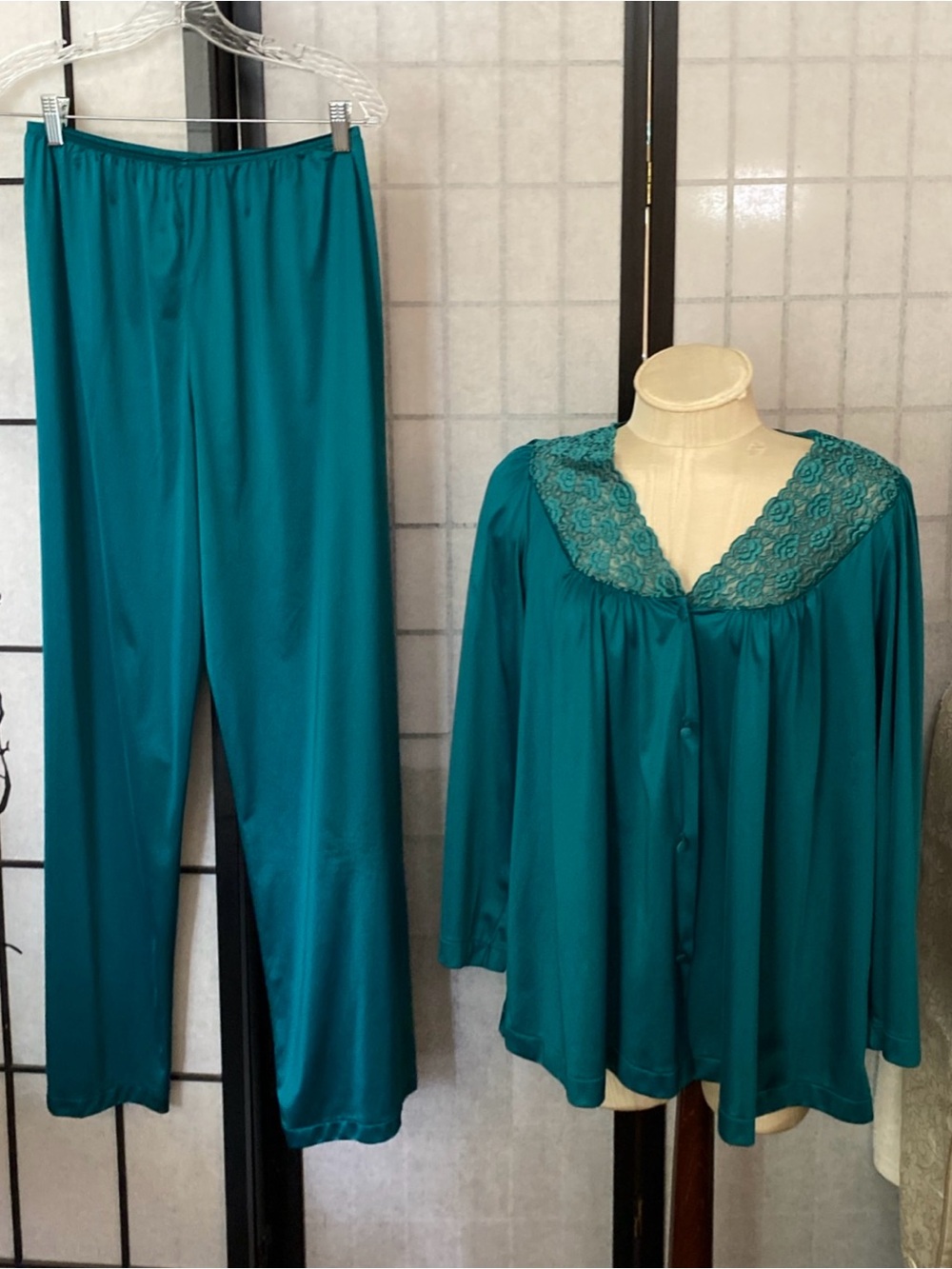 Vanity Fair VTG 60/70s Wom M Embroid Top Pajamas Pants+Top Covered Buttons EUC!
